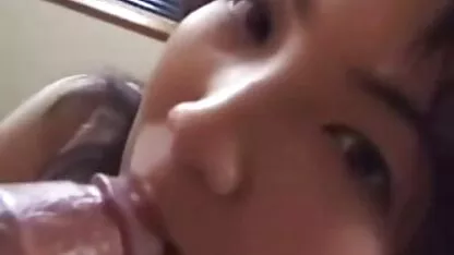 Mooie jonge vrouw in Indiaans pak zuigt zeer jonge meisjes neuken dikke lul en smeert sperma in het gezicht
