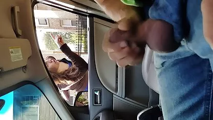 Naakte huisvrouw meisje neukt jongen geneukt in de keuken.