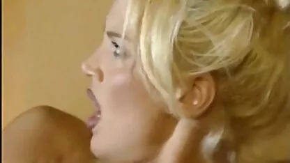 Mannen de een na de ander en meisje neukt man giet sperma slet