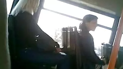 Een ervaren man die anale minnares neukt en een orgasme krijgt. vrouw neukt meisje