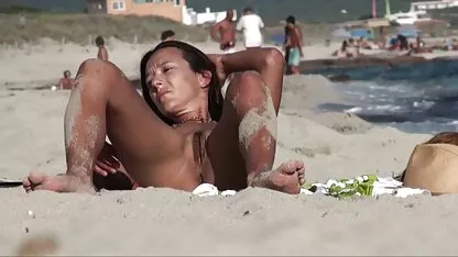 Volwassen lesbiennes hebben te maken met meisje neukt vader zeer sensuele seks.