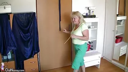 Guy komt in Sexy blonde kutjes met vlechtjes leuke meid neuken