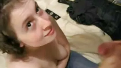 Moeder en dochter in jonge meiden willen neuken de badkamer likte man lul