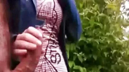 Toon de dun meisje neuken strook van de spoelen om het te prikkelen