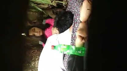 Brunette straft duits meisje neuken haar man Interraciaal verraad op haar huwelijksbed.