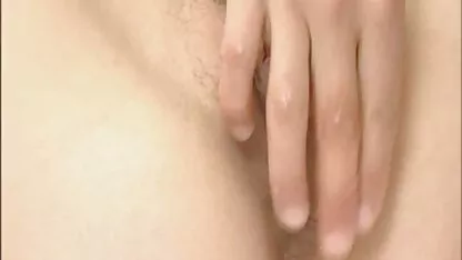 Porno masturbatie Russische meisje neukt voor geld volwassen vrouw