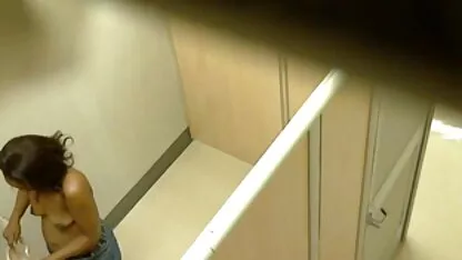 Volwassen Blondine geneukt in de badkamer man neukt meisje