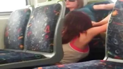 Gelukkige zwarte knappe meid neuken vrouw die met een man rotzooit