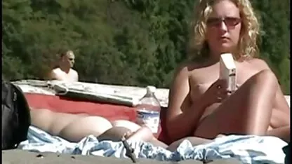 Bruin латинка zuigt en neukt een grote lul in de tuin meisje neukt voor geld