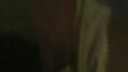 Roodharige pervert Masturbeert самотыком op neukend meisje straat