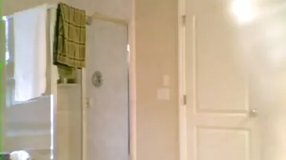 Brunette Schoonheid bracht een neuken meisje orgasme
