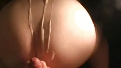 Masturbatie en lief meisje neuken spuitende sperma op het gezicht