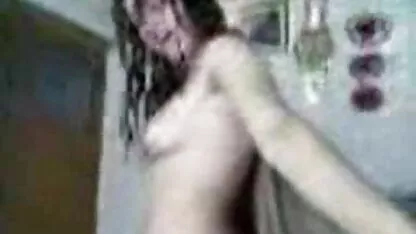 Sexy милфа liet de man massage en schoolmeisje neuken kanker geven
