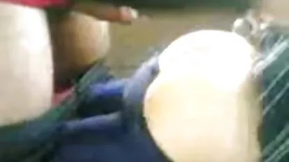 Телочке hield van de pik van mager meisje neuken de zwarte masseur en gaf het aan hem.