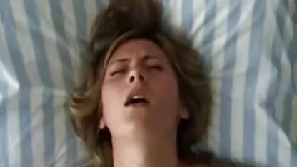 De soldaat ging naar zijn zus tijdens het uitladen neuken met meisje en neukte