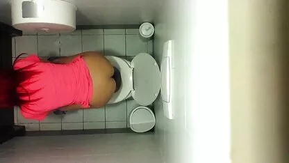 Het bekende model kwam slapend meisje neuken met de jongeman de eerste seks regelen op het nieuwe bed.