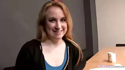Girl in soul neukt zichzelf met neuken met jonge meiden rubberen lul