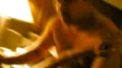 Brunette гульнула mooie meiden neuken in de nacht en ging Negro neuken