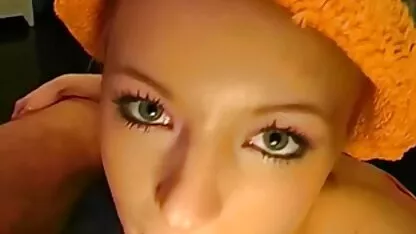 Rijke stinkerds neukt blanke hoer thuis. vrouw neukt meisje