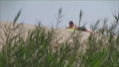 De moeder zag haar zoon meisje neukt man vingeren en hielp hem met seks.