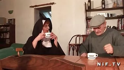 Het Joodse meisje met zwart meisje neuken een bril kust het poesje van haar vriendin