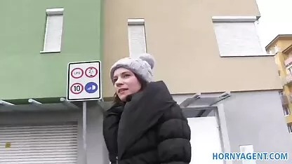 Russische Blondine neukte met slapend meisje neuken kale Macho.