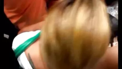 De man moedigt het meisje aan met jonge meisjes willen neuken een vibrator, en slaat haar dan in de anale