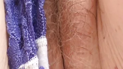 Skinny student probeert een dikke lul in tiener meisjes neuken de smaak en geeft in het poesje