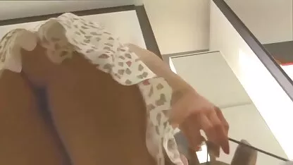 De fiets viel en vroeg de hulp blond meisje neuken van de jongen met een bril