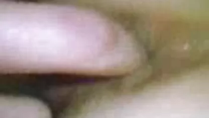 Brunette neukt neuken met mooie meid zichzelf met een banaan en komkommer.