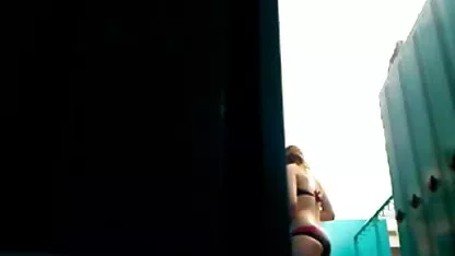 Neukt leuke meid neuken meisje in zwarte kousen tijdens de film