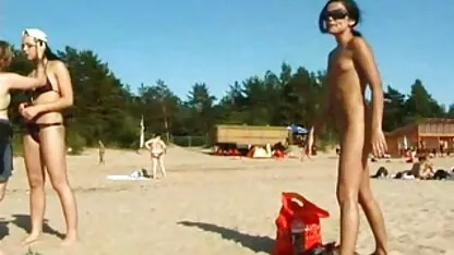 Gynaecoloog geeft neuken met een meisje les in anale seks.