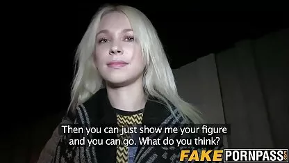Twee blonde lesbiennes jonge meisjes willen neuken hebben plezier .