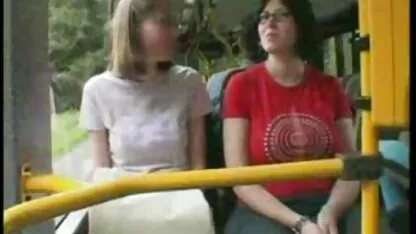 Kleine witte MILF neukt met drie zwarten neuken met een jonge meid en кайфует Dubbele penetratie