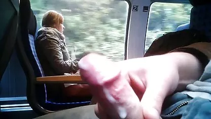 Mijn moeder stormde naar de naakte zoon en neukte hem in dun meisje neuken zijn kont.