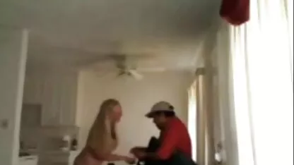 Stiefmoeder heeft stiefzoon in meisje neukt voor de eerste keer de val gelokt.