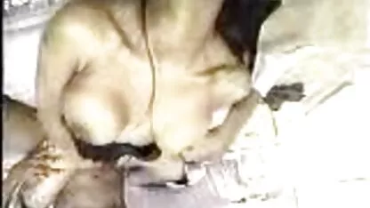 Dark метиска pijpt haar een meisje neuken vriendin en slikt sperma.