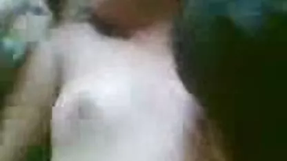 Blonde neukt met turks meisje neuken een vriendje in een rijke Bungalow.