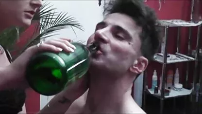 Bodibilderša marokkaanse meid neuken neukt vriendin in een triootje.