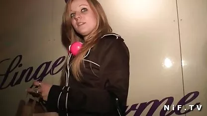 Zelfgemaakte neukend meisje attitudes van het jonggehuwden uit Kamasutra
