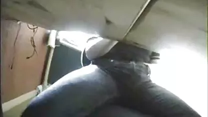 Twee mannen genieten van een dronken Blondje. vrouw neukt meisje