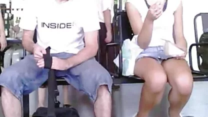 Een liefhebber van BDSM hand vagina meisje neukt man en seksspeeltjes