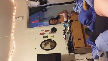 Een meisje uit Leningrad kijkt toe als ze een lid leuke meid neuken in haar maagdelijke kont wil.