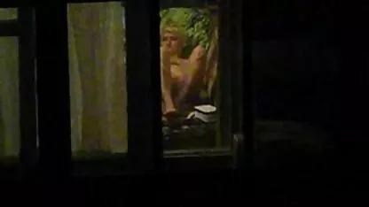 De jongen in de hotelkamer meisje neukt jongen Vыебал tweemaal zijn moeder