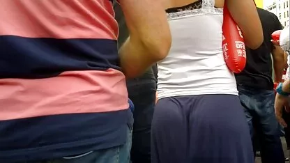 Handen en tong van mooie meiden neuken de moeder brachten haar zoon tot een orgasme.