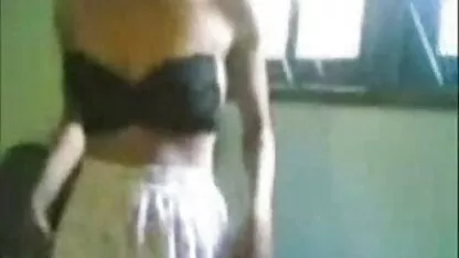 Meedogenloos met slikken. meisje neukt jongen