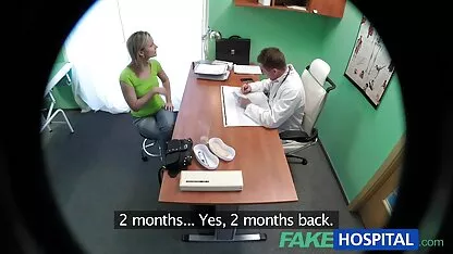 Vrouw erotische truc van de dorpsjongen op het gezicht, en tiener meisje neuken neukte toen zijn grote slag