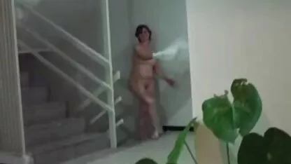Rijke dame bedriegt haar man mager meisje neuken met een druppeltje met een enorme lul.