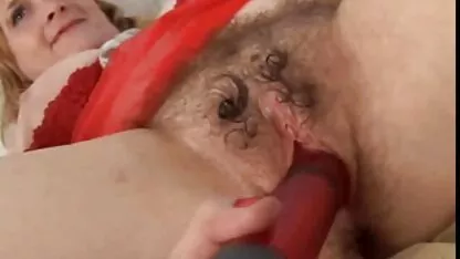 Glamour-bitch neukt met een jonge minnaar in de neuken met jonge meiden kont