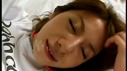 Brunette pruimen van анала jongen neukt meisje